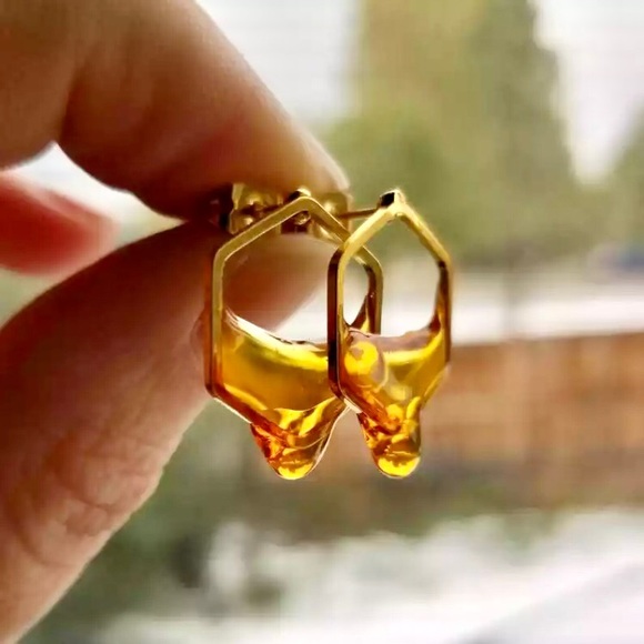 “Honey Lover” Minimalist Gold Honeycomb Bee Insect Hexagon Dainty Stud Earrings - Picture 5 of 6